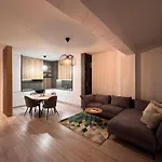 Bright & Modern 3 Room Apartment With All Amenities