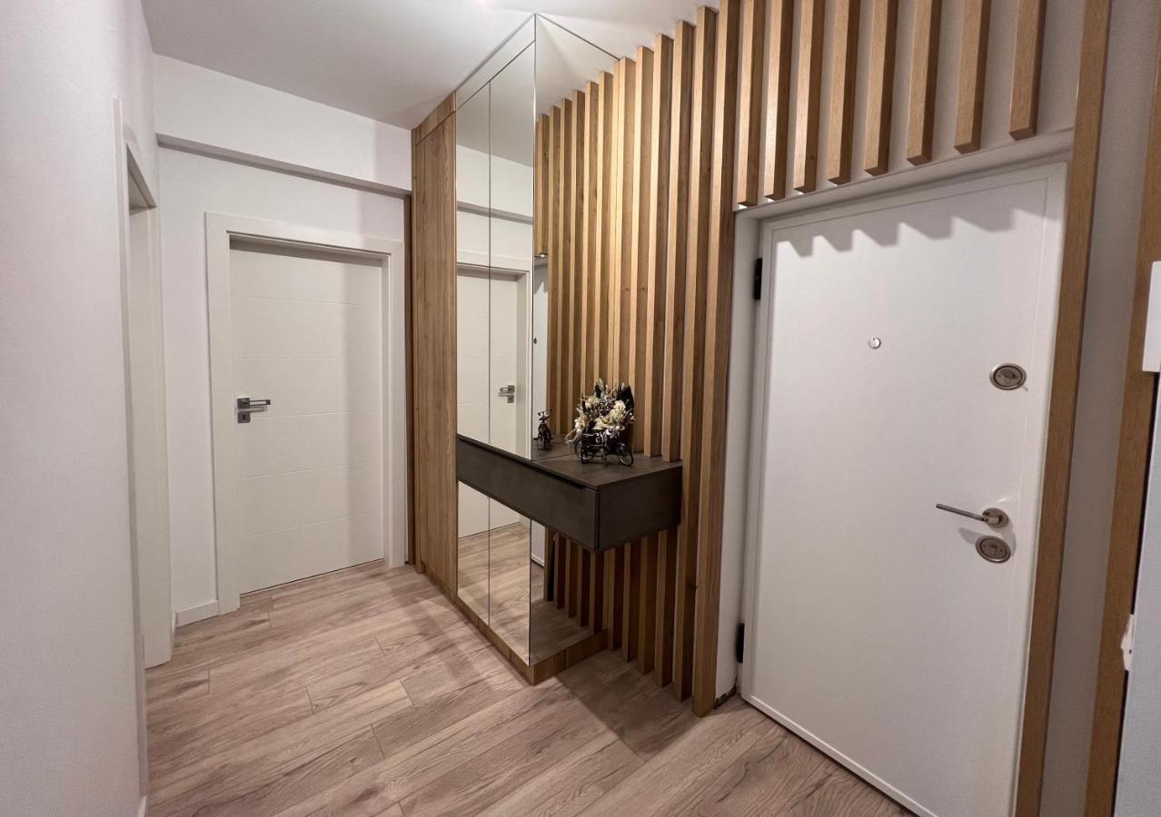 Bright & Modern 3 With Amenities Apartment *